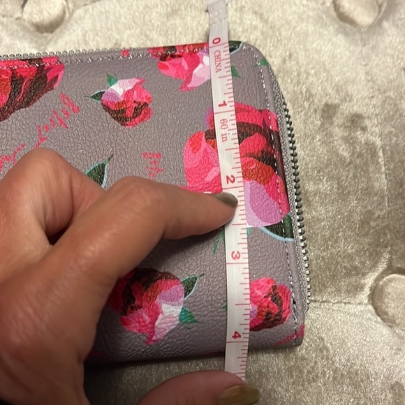 Betsey Johnson boxed wallet in gray with pink floral design - Picture 6 of 9